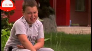 мальчик плачет из-за шоколадки