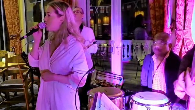 Roxanne by Police plays Latin Jazz by Collectif Folamour смотреть онлайн