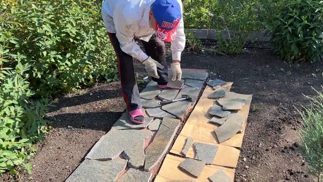 Как мой муж стал каменщиком 5 разряда! Придумал свой метод и сделал дорожку из плитняка смотреть онлайн