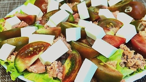 Лёгкий салат из помидор, тунца и фетаксы. Худеем вкусно и полезно. смотреть онлайн