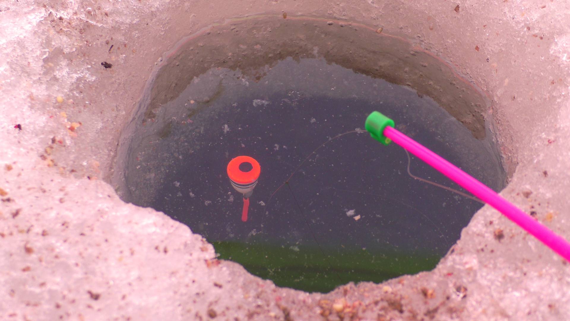 Только опустил поплавок и он сразу же всплыл. Зимняя рыбалка смотреть онлайн