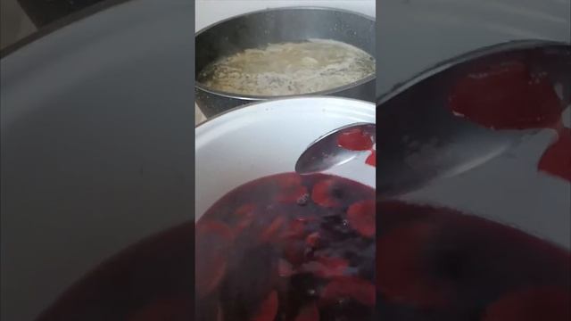 Готовила суп лапша и компот из фруктов своего огорода. смотреть онлайн