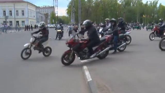 Мотосезон открыт! Байкеры уезжают с Советской площади смотреть онлайн