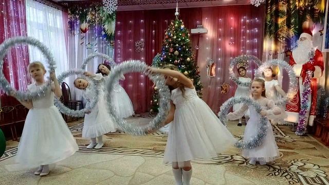 танец девочек на Новый год в детском саду смотреть онлайн
