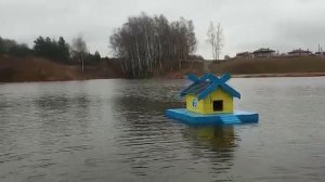 Домик для уток плавучий,  на пруду , на воде.