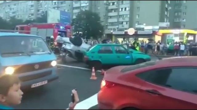 В Києві, водій ланосу, втікаючи від поліції протаранив 4 автомобілі смотреть онлайн