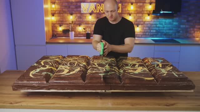 ВАНЗАЙ СДЕЛАЛ ГИГАНТСКУЮ ДУБАЙСКУЮ ШОКОЛАДКУ ВЕСОМ 110 КИЛОГРАММ смотреть онлайн