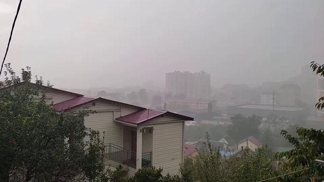 Так выглядит ливень в Адлере. Где-то там, вдали - море смотреть онлайн