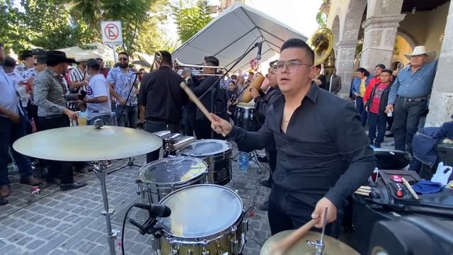 TODA LA GENTE SE EMOCIONO AL VERLO TOCAR EL TORO MAMBO. 😱🔥👌🏻 смотреть онлайн