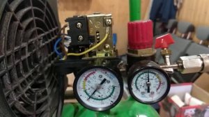 Сбрасывает давления защитный клапан компрессора