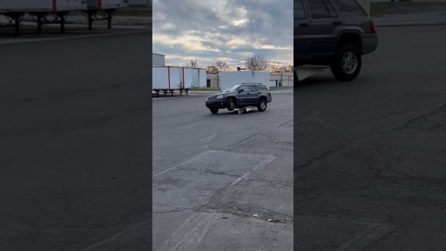Balancing a vehicle on 2 wheels is not easy… Maybe next time! #jeep #grandcherokee #trackhawk #srt смотреть онлайн