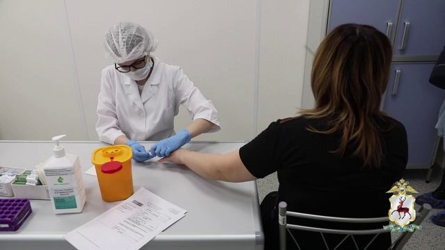 В Нижнем Новгороде сотрудники областного главка полиции приняли участие в акции «Донор в погонах». смотреть онлайн