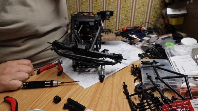 Axial SMT-10 Raw Builders Kit Mudbug Mega Truck Build - Part 9 - Motor and Axle Install смотреть онлайн