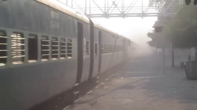 Super Dust Storm - Cyclonic Action by Patna-Pune SF Express Rips Pipariya at MPS !! смотреть онлайн