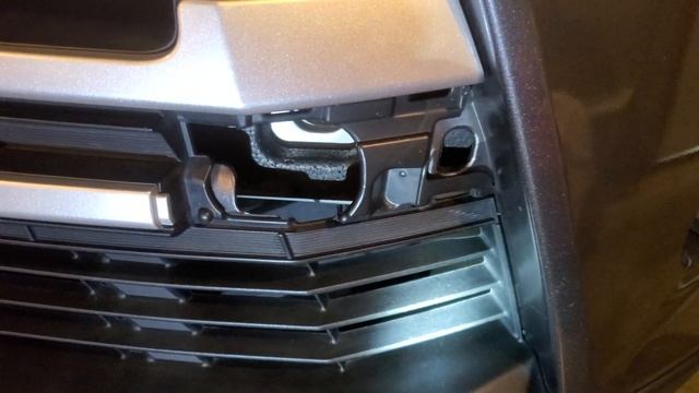 2019 Toyota Highlander XLE front grill piece on drivers side missing, help. смотреть онлайн