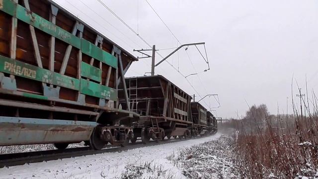 ВЛ10-288 с вагонами для перевозки агломерата и окатышей и приветливой бригадой смотреть онлайн