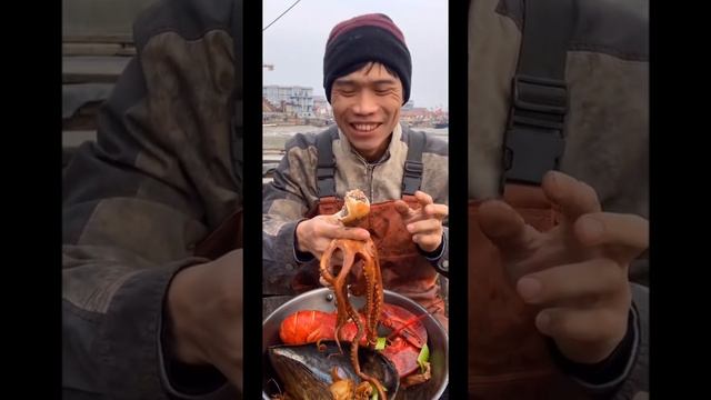 今天这只『爆头』八爪鱼是真的大，我竟然分两次才吃完！Today this octopus is very big, I divided it twice to finish it смотреть онлайн
