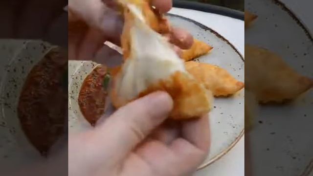 Мини чебуреки с сыром в говяжьем рагу. смотреть онлайн