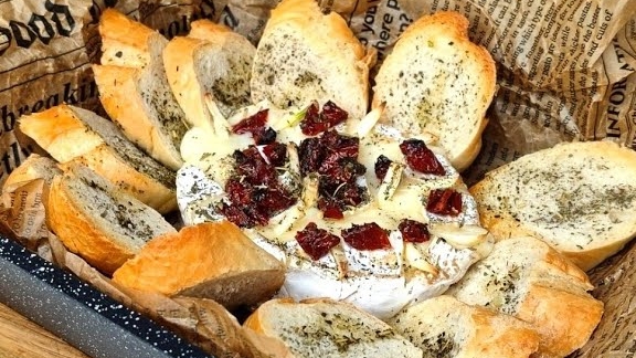 Камамбер запечённый с багетом в духовке. Отличная закуска к вину. смотреть онлайн