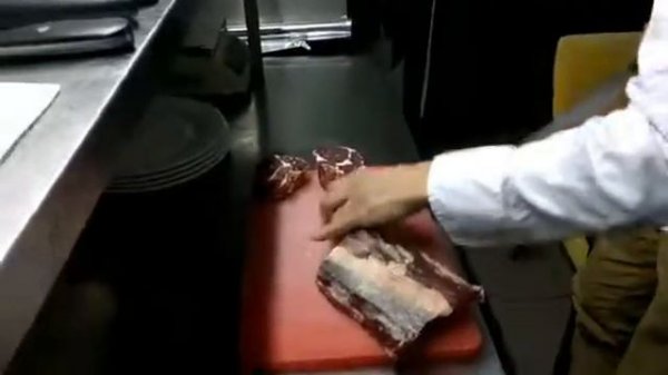 Нарезаем стейк Рибай в ресторане AMbar Steak House