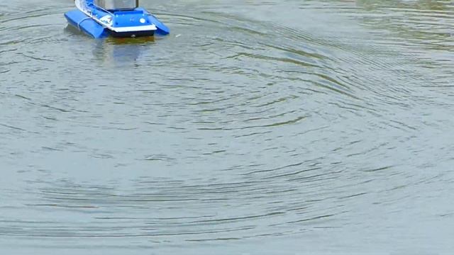 pasiplaukiojimas su RC laiveliu / RC fishing bait boat / кораблик для прикормки смотреть онлайн