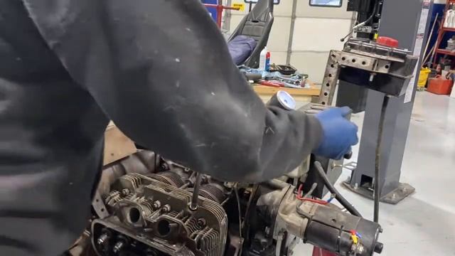 Renewal of a 1978 Volkswagen Bus 2.0l Engine. Also install a new carb kit. First drive in 11 years! смотреть онлайн
