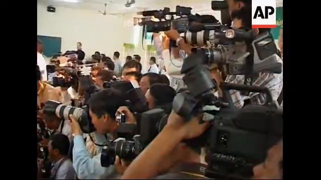 WRAP Voting in gen elex, Hun Sen places vote смотреть онлайн
