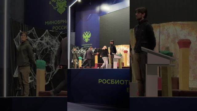 Театральный клуб «Закулисье» представил заключительную в этом году постановку — «За стеклом» 🎭 смотреть онлайн