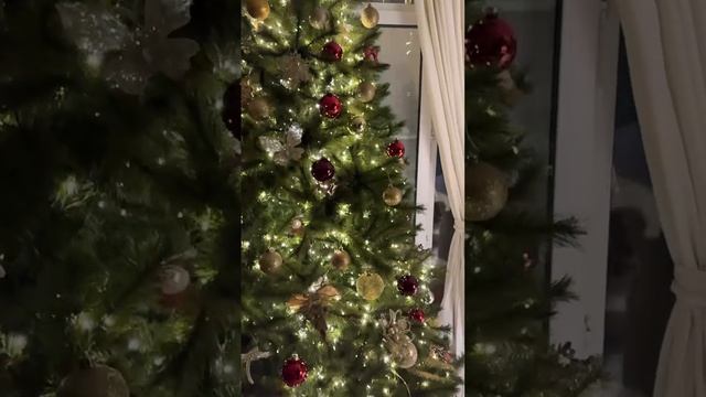 У нас в этом году золотая и красная гамма новогоднего стола и елочки! смотреть онлайн