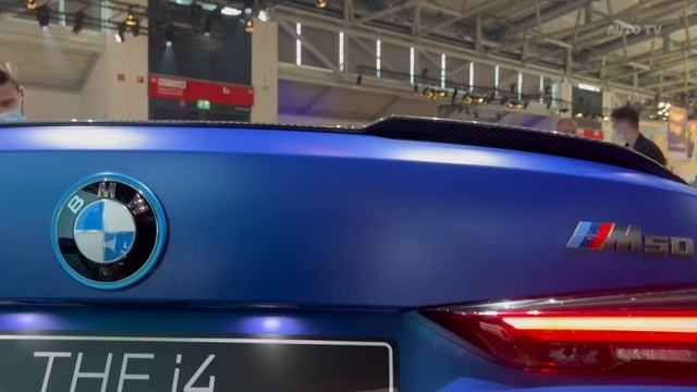 2022 BMW i4 M50 in Frozen Blue Portimao смотреть онлайн