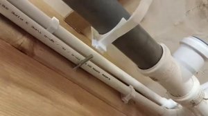 Крепление трубы, далеко от стены.