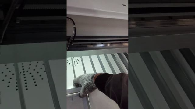 Резка гипсовой плиты толщиной 12,5 мм на лазерно-гравировальном станке с ЧПУ LM 2030 PRO OPEN 300W смотреть онлайн