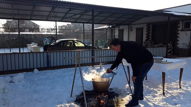 RUS BİRADER AYAKLI ASMA OCAK KURUP ETİNİ PİŞİRİYOR!! TÜRKÇE ALTYAZILI!!! смотреть онлайн