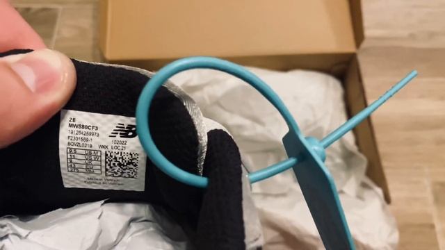 Unpacking New Balance 880 “Gun Metal” MW880CF3 EU43