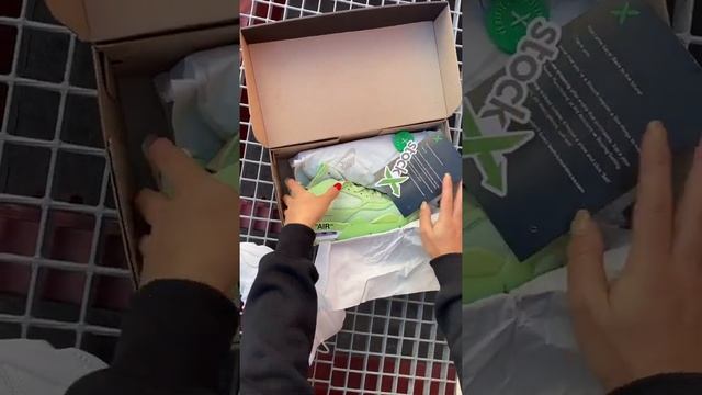 Обзор на кроссовки Nike Air Jordan 4 Retro Off-White "Neon Green" смотреть онлайн