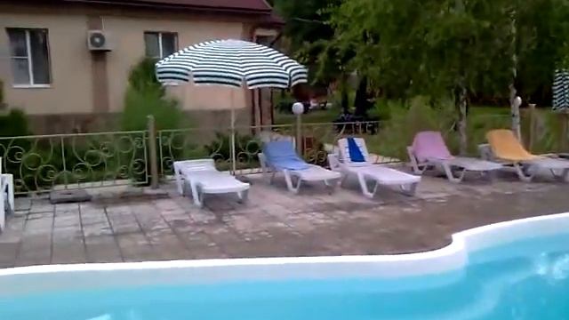 Видео бассейна в лесном отеле Акварель в Святогорске смотреть онлайн