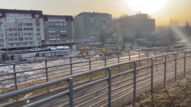 Бросила домашние дела и наконец выбралась из дома! смотреть онлайн