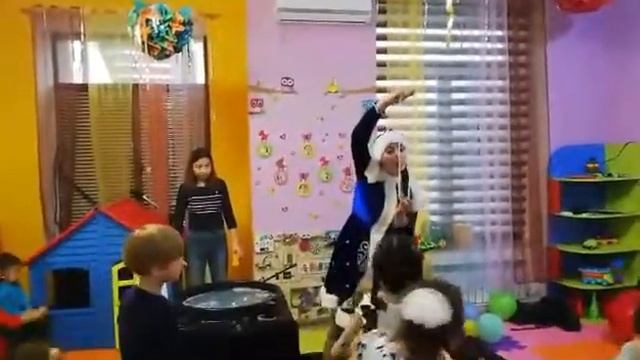 Новогодний праздник для учеников нашего центра 2018 часть 1