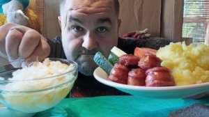 Обжор - пюре с жареными колбасками и квашеной капустой | Мукбанг суп из пакетика