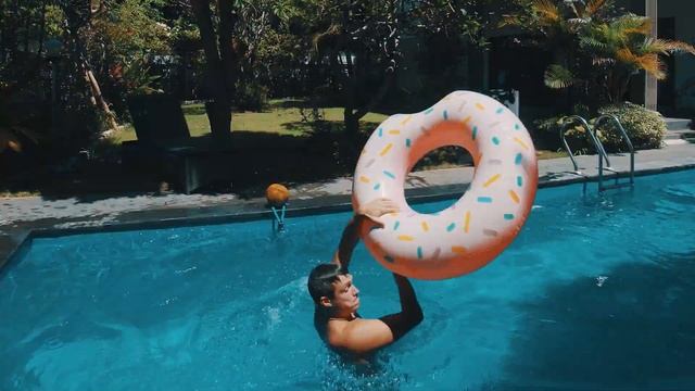 19 WAYS TO DIVE WITH DONUT - 19 СПОСОБОВ НЫРЯТЬ С ПОНЧИКОМ смотреть онлайн