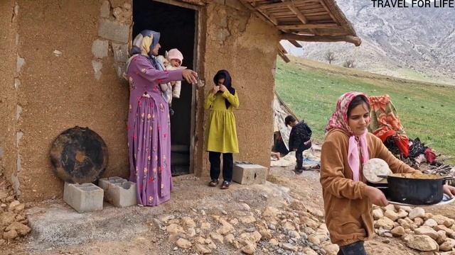 Saving the grandmother's life after escaping from the police by two nomadic orphans смотреть онлайн