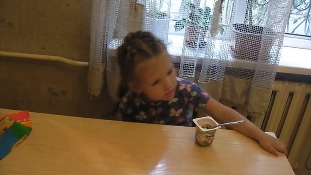 Даша кушает йогурт. Знакомим с нашим котом Соло смотреть онлайн