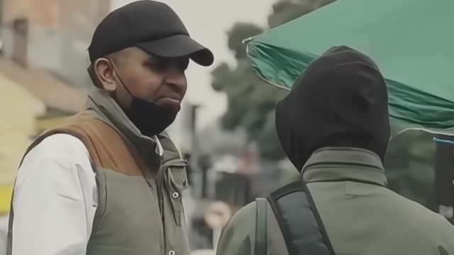 МНЕ НРАВИТСЯ ДЕВУШКА ОДНА.. -ТОГДА ВОЗЬМИ ЭТИ ДЕНЬГИ И ЖЕНИСЬ НА НЕЙ.. смотреть онлайн