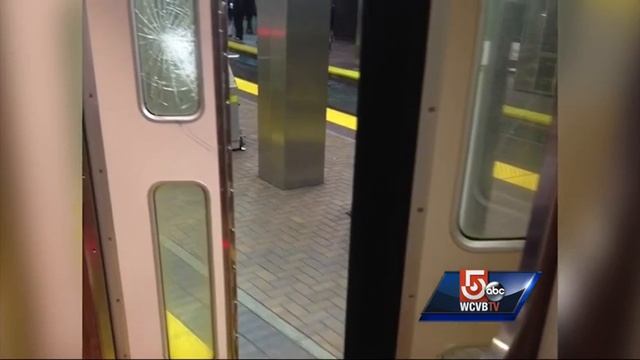 Door falls off Green Line train near Boston station смотреть онлайн