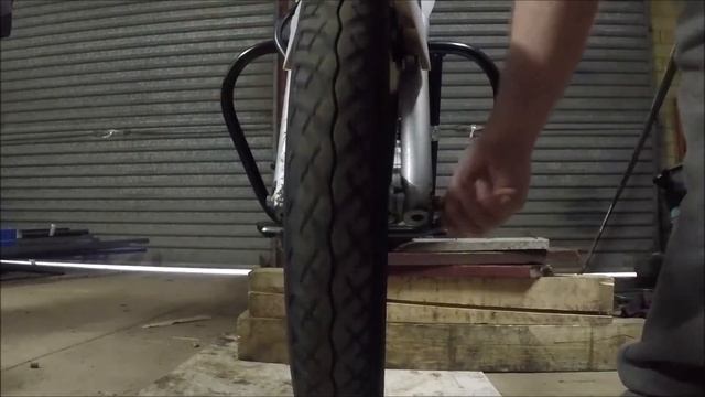 Honda CB125E Front Wheel Removal and Re-Installation смотреть онлайн