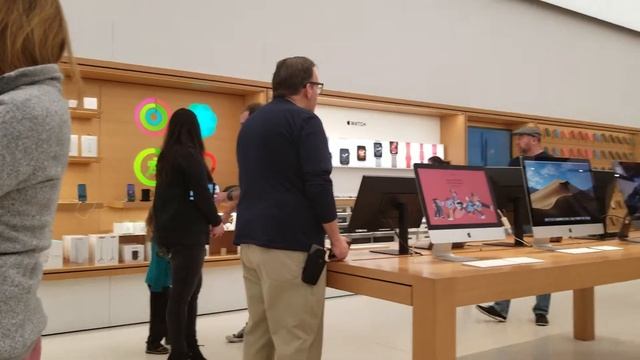 At the Apple store in Woodfield Mall смотреть онлайн