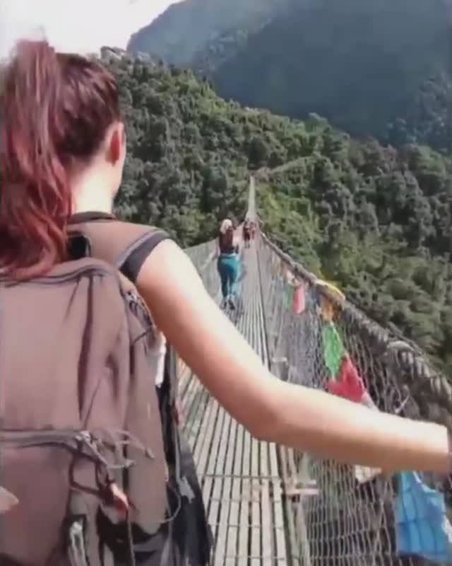 Самый длинный пешеходный мост в Непале #непал #путешествия #travel #мосты смотреть онлайн