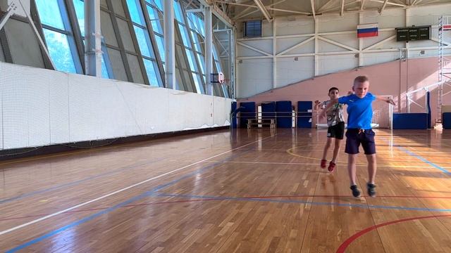 Прыжки приставными шагами с махом руками смотреть онлайн