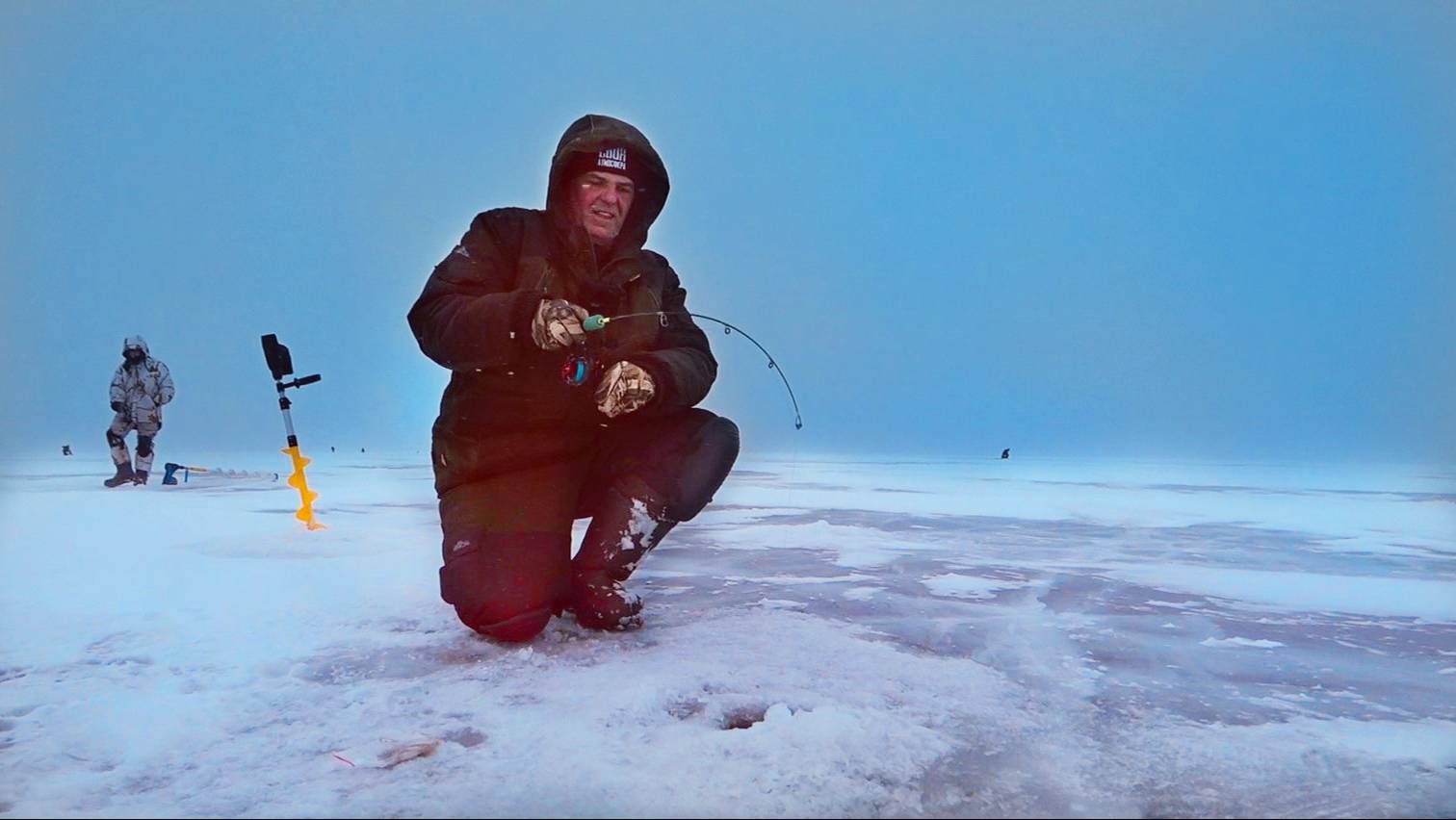 ЛУНКИ КИШАТ РЫБОЙ Опустил поймал на ПРЫЩ Зимняя рыбалка 2024 25 смотреть онлайн