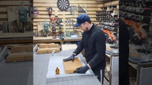 Покрываем разделочную доску маслом.